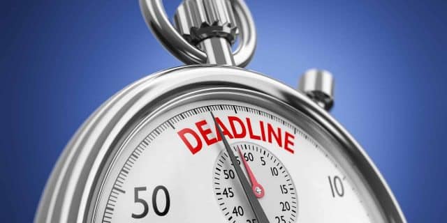 Sekuntikello, jossa on sana deadline ja viisari on lähellä sitä kuvainnollistaen hetkeä jolloin maksumuistutuksen lähettäminen on ajankohtaista.